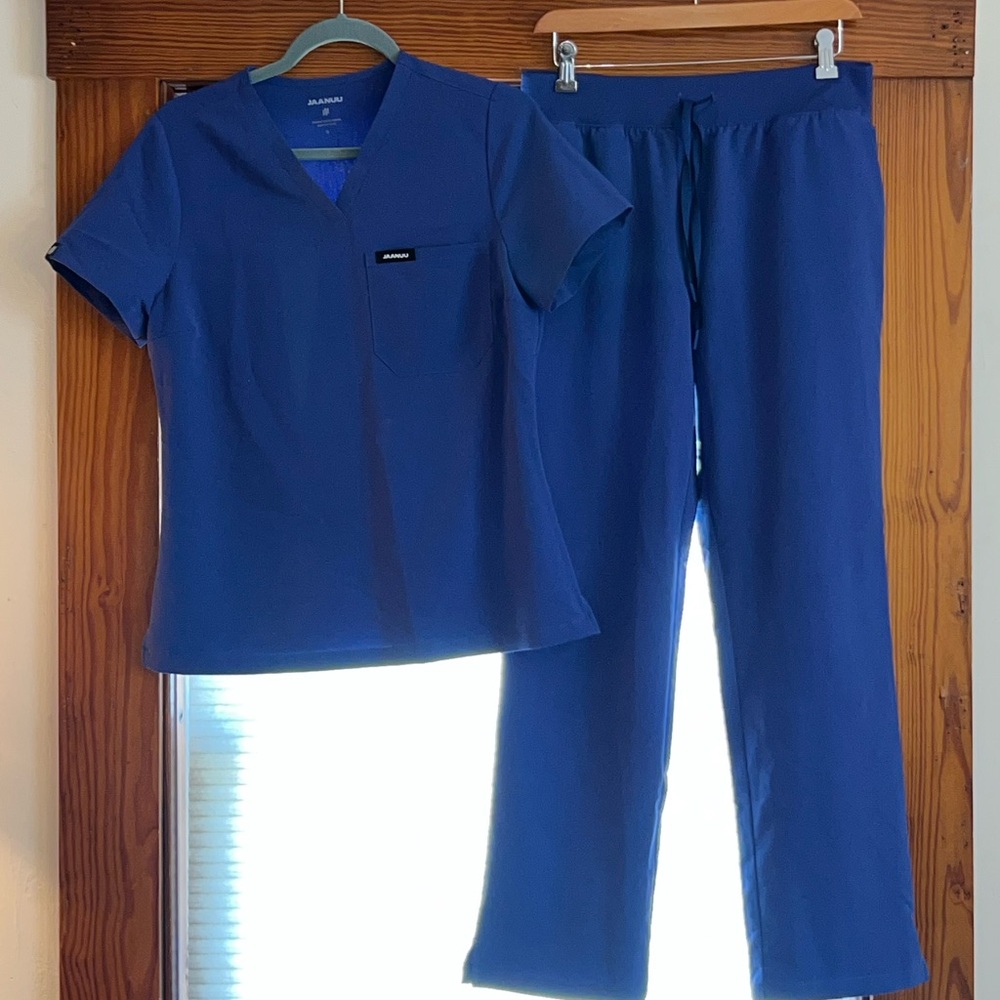 Jaanuu scrub set top and bottom size small
